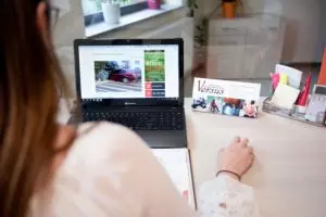 kobieta przeglądająca Internet na laptopie