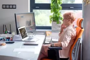 kobieta przy biurku z komputerem